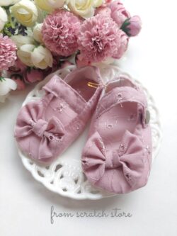 Baby shoes broderie pink